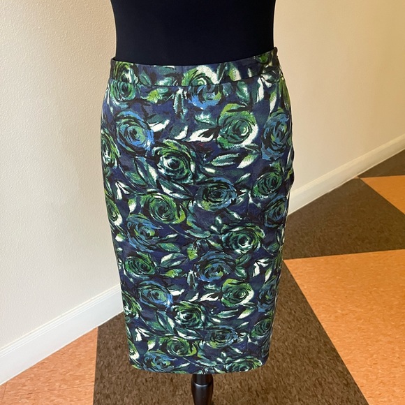 Ann Taylor Loft Floral Straight Skirt. Preowned - Picture 2 of 5